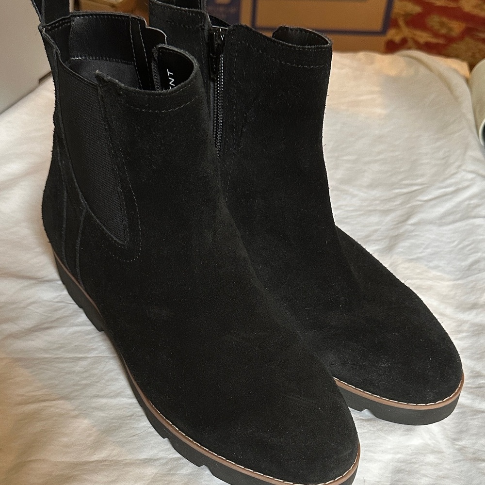 Vionic Black Suede Men's Chelsea Boots